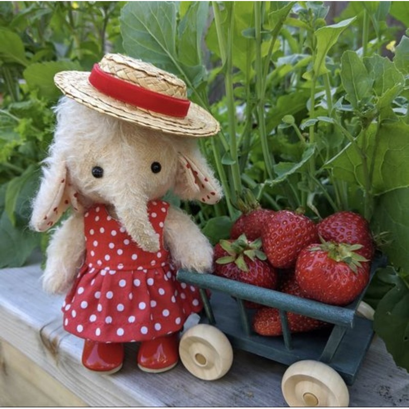 Lucky the Elephant by So Treasured DIGITAL pattern