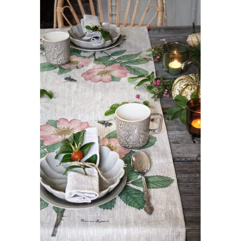 Emma Sjodin: Table Runner Wild Roses